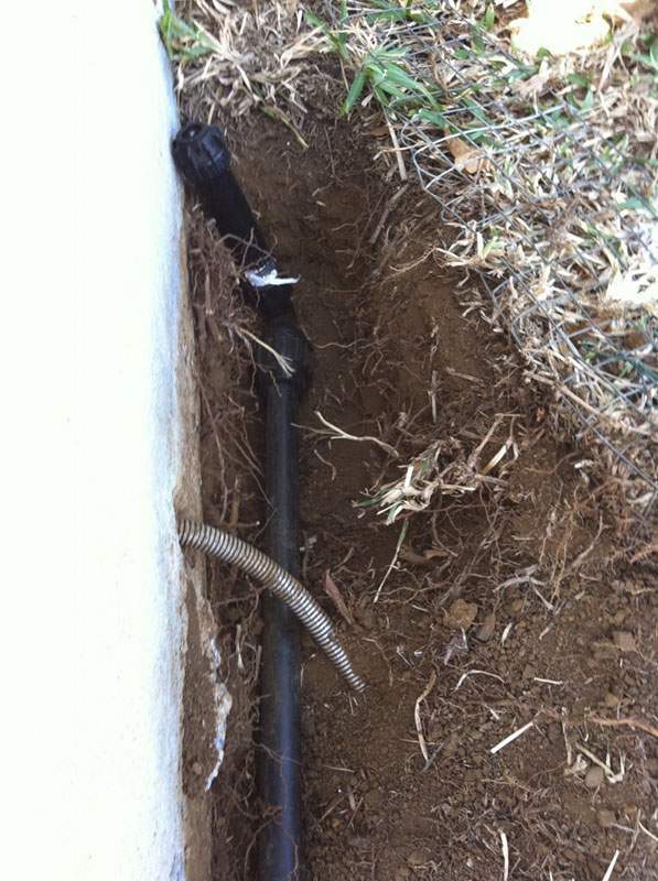 Tuyau d'irrigation et gaine métallique Saint-Louis