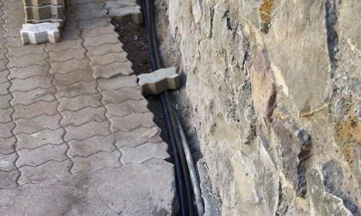 Tranchée et câbles système arrosage automatique Saint-Louis